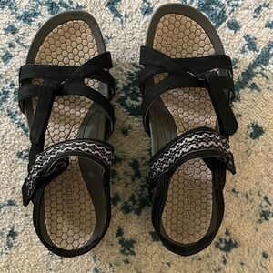 Black and gray bare trap Velcro sandals